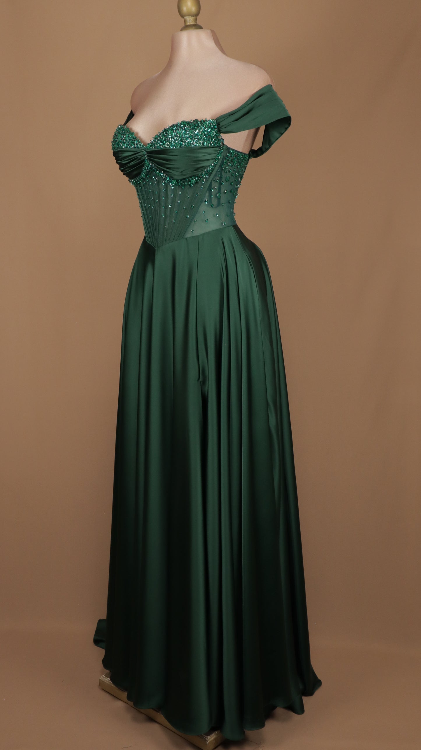 Vestido largo linea A con aplicación en busto