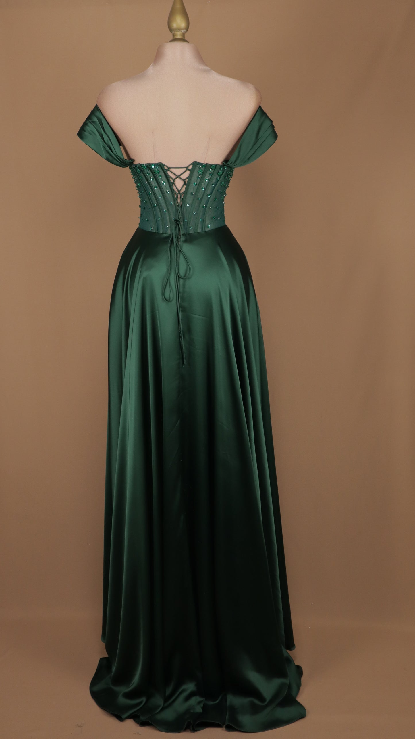 Vestido largo linea A con aplicación en busto