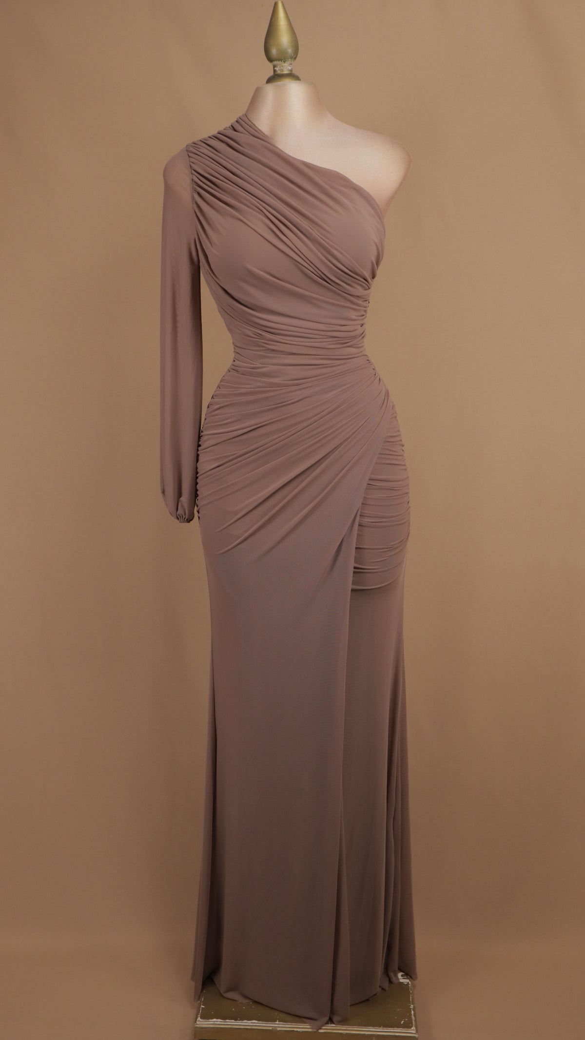 Vestido largo asimtrico manga larga corrugado