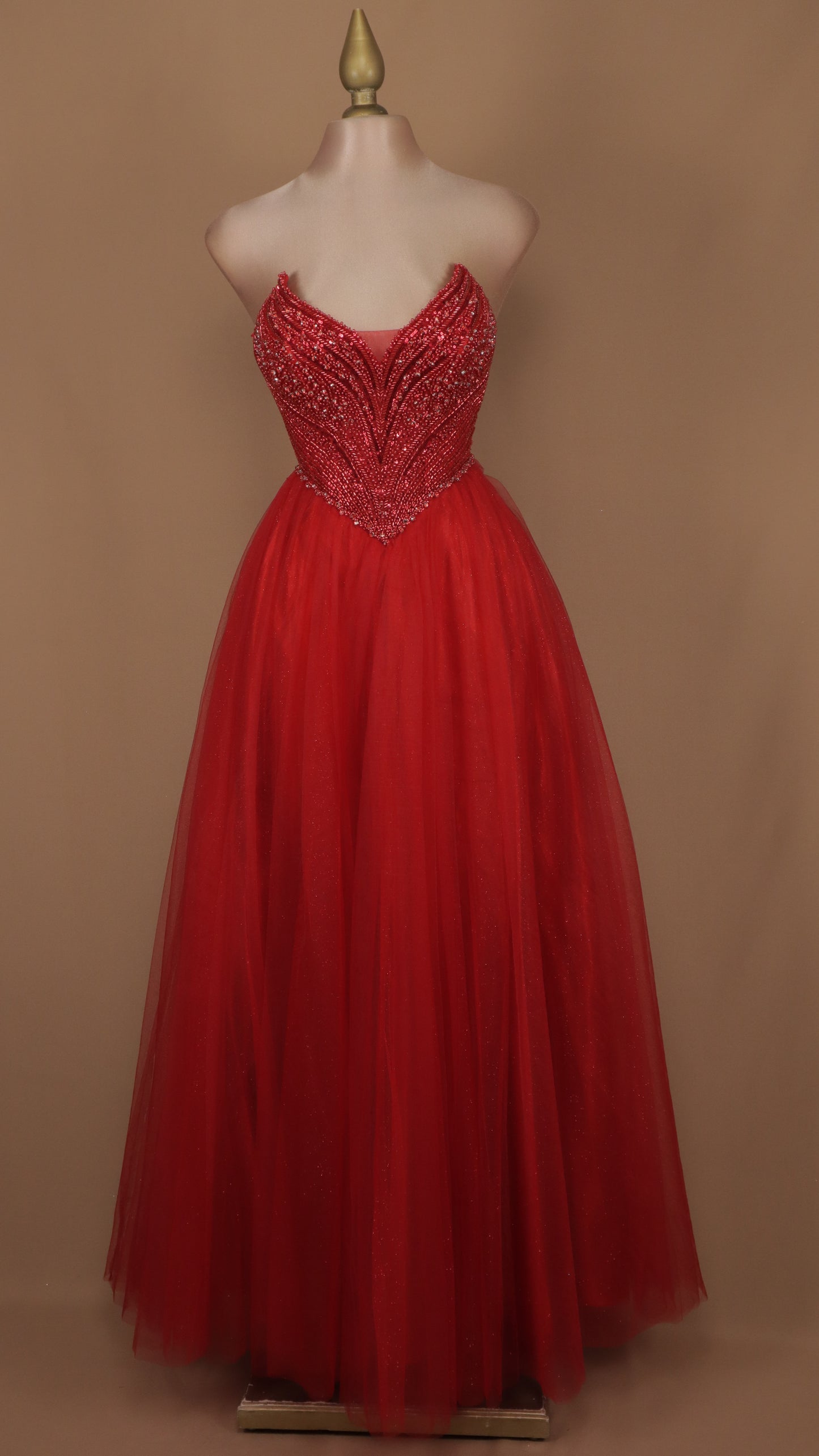 Vestido largo corte princesa estraple con aplicación
