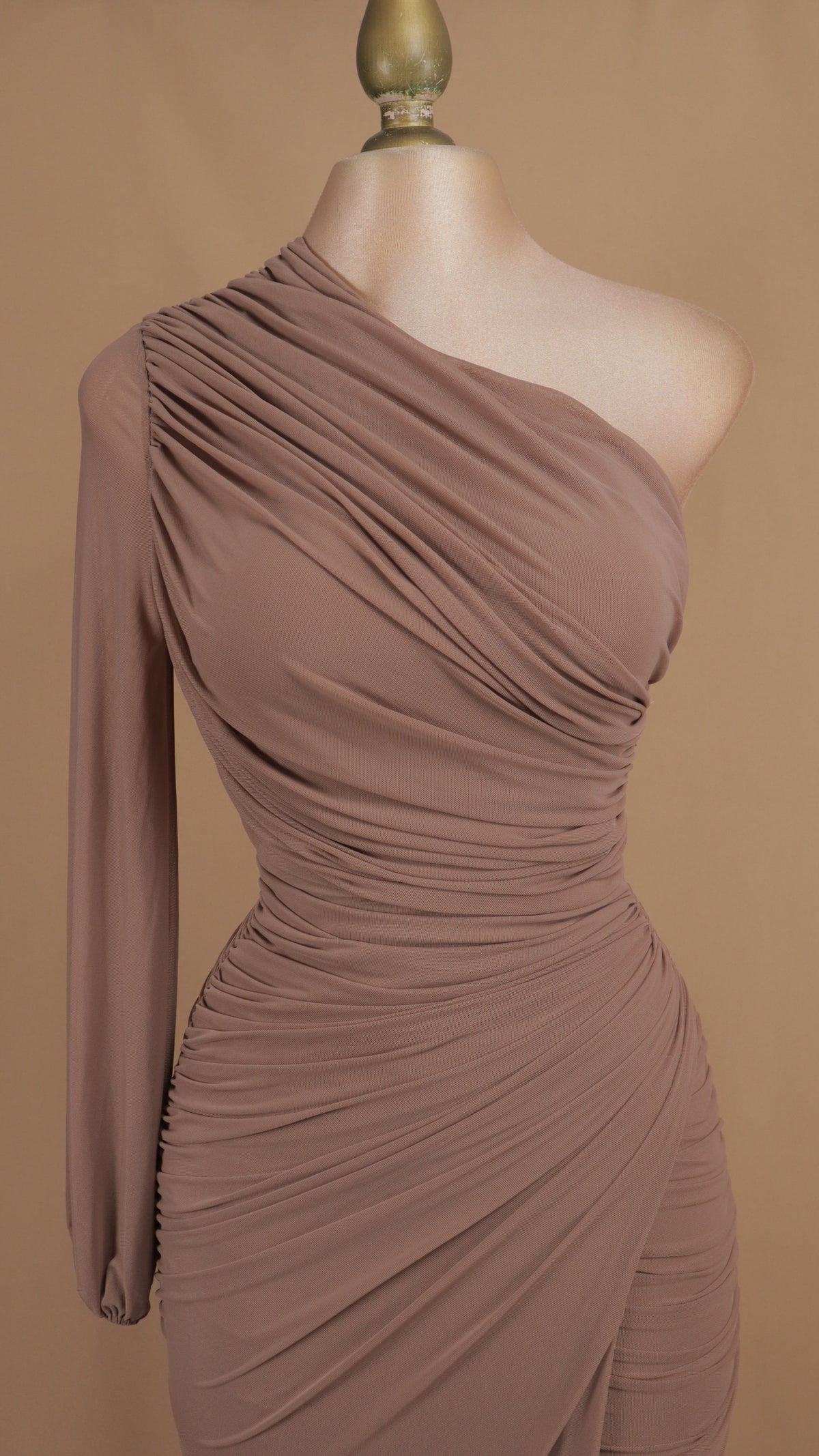 Vestido largo asimtrico manga larga corrugado