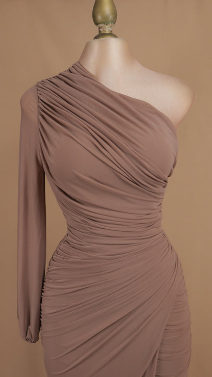 Vestido largo asimtrico manga larga corrugado