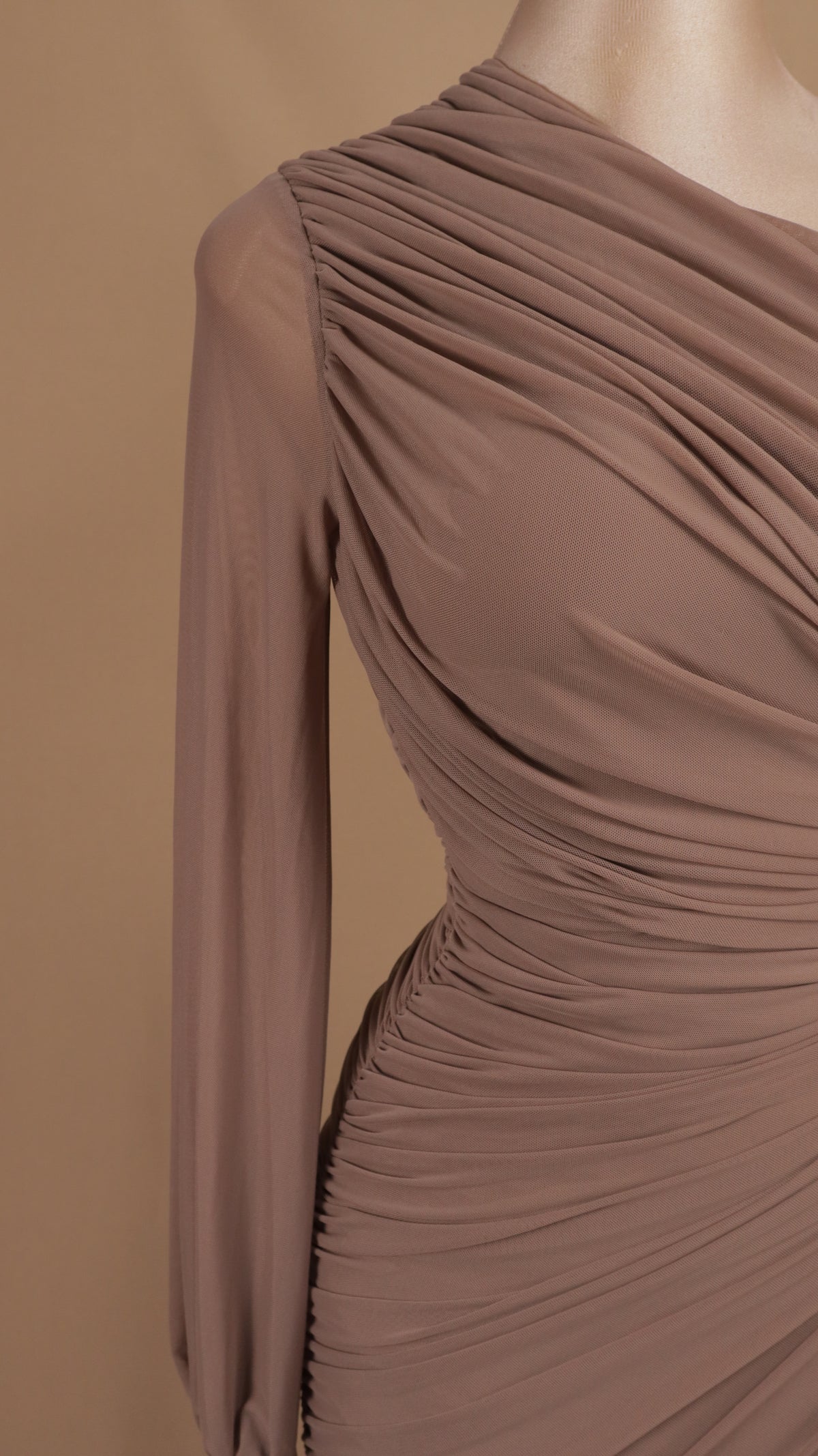 Vestido largo asimtrico manga larga corrugado
