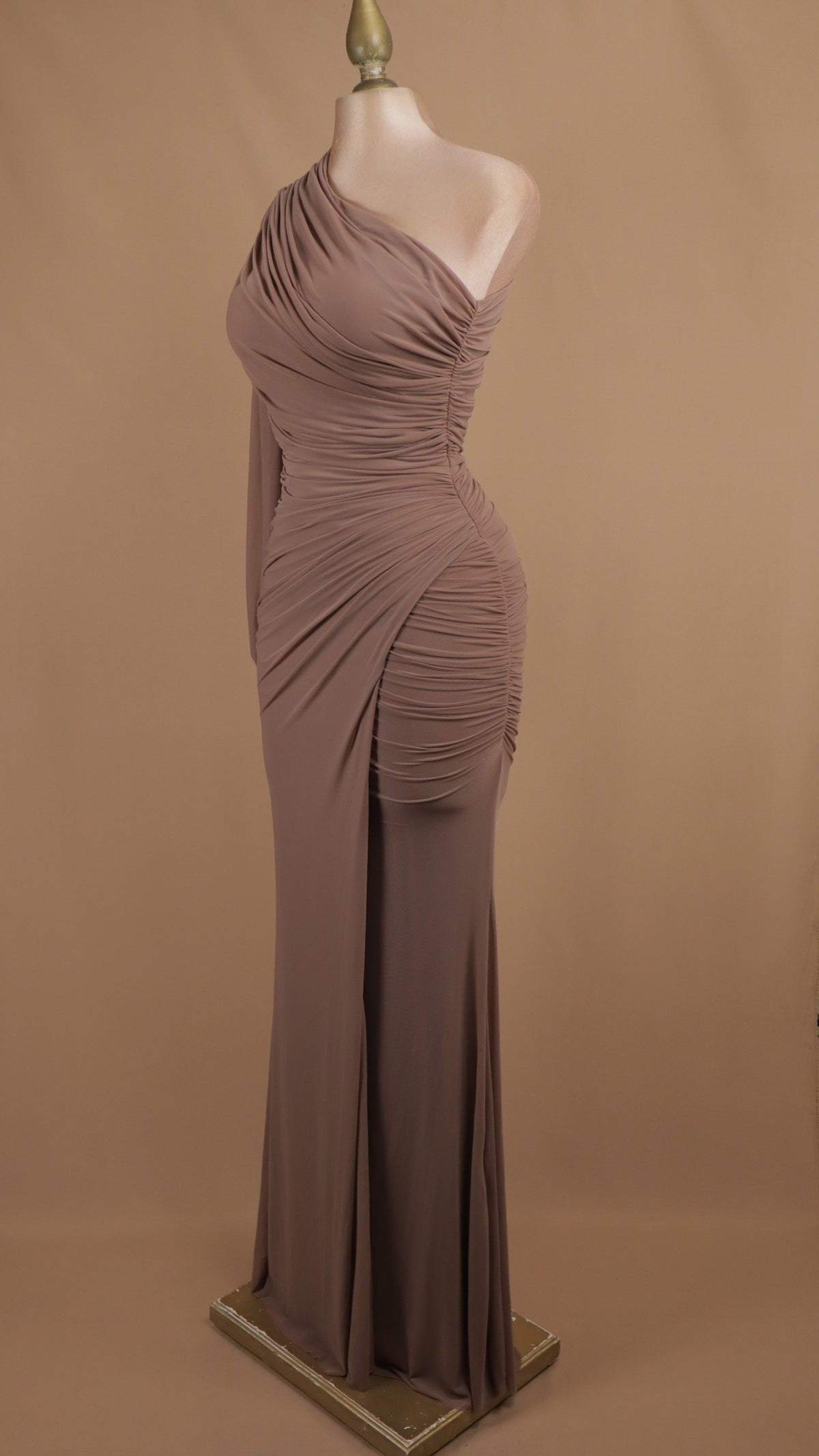 Vestido largo asimtrico manga larga corrugado