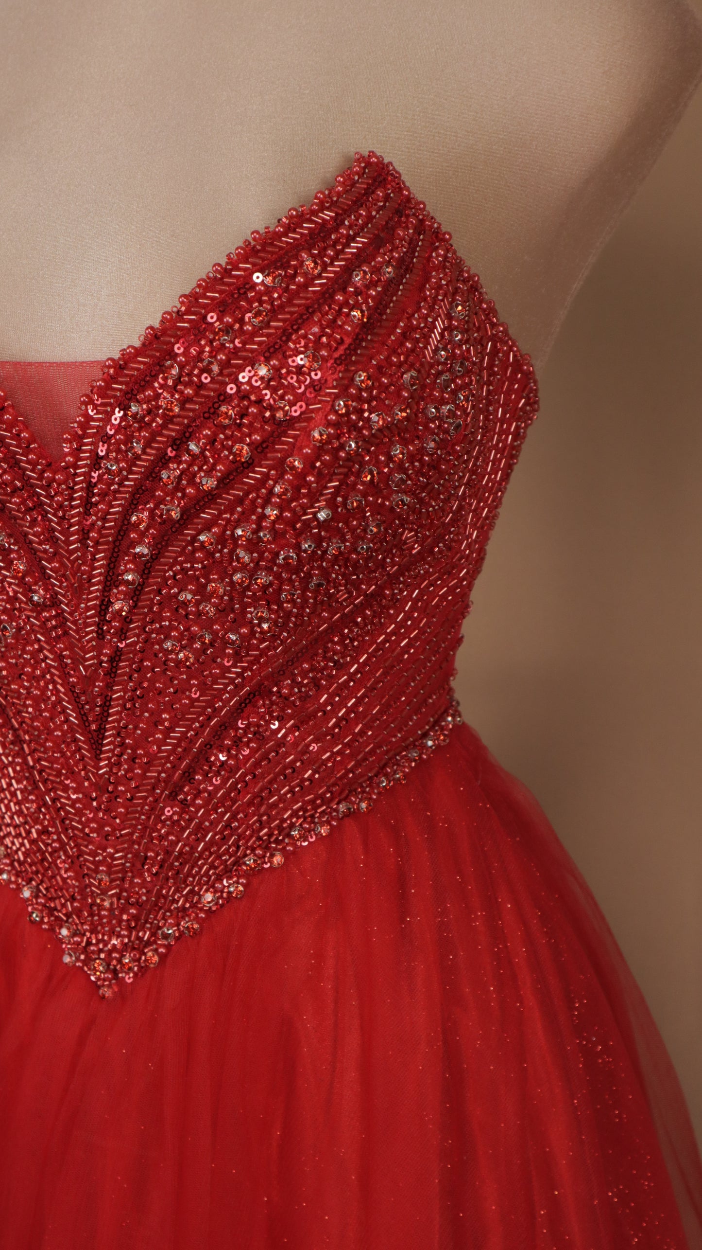 Vestido largo corte princesa estraple con aplicación