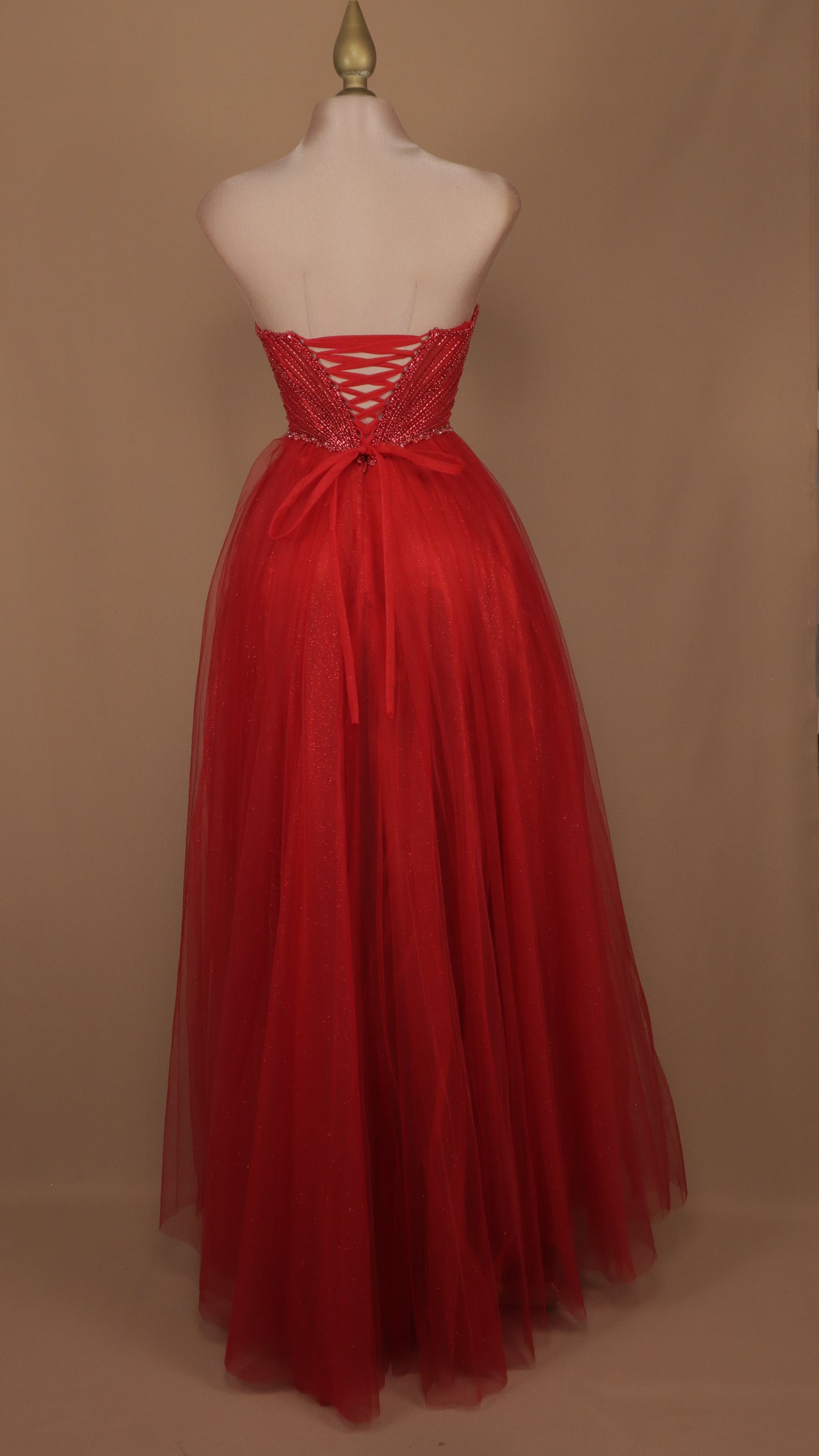 Vestido largo corte princesa estraple con aplicación