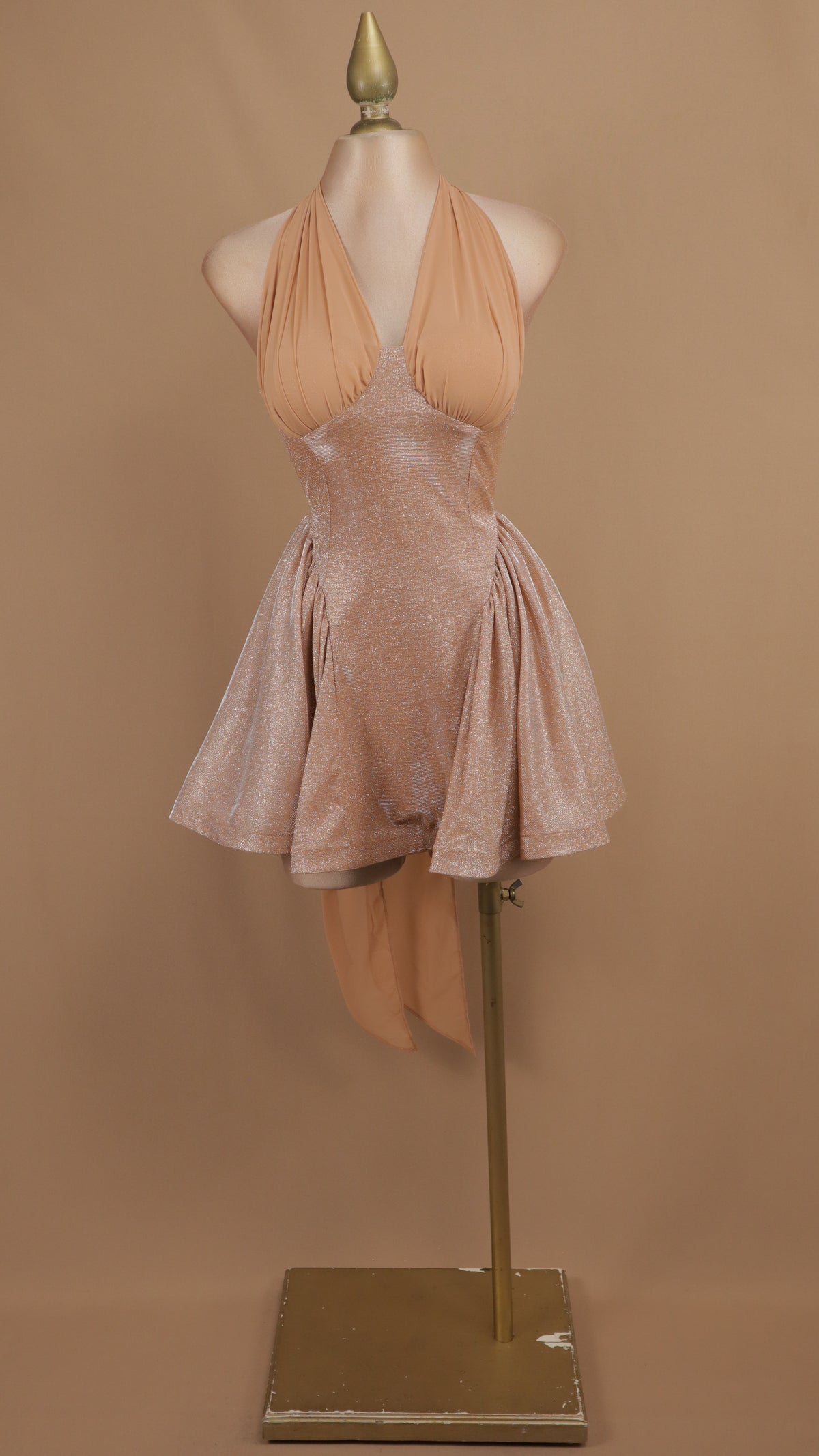 Vestido corto glitz de falda godet plisada con escote halter draper