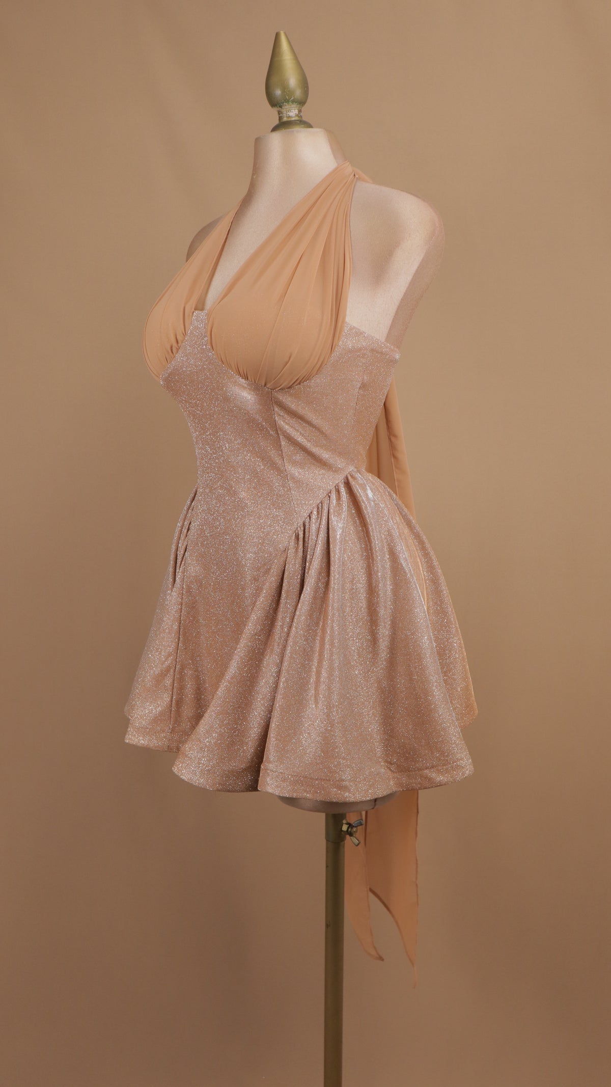 Vestido corto glitz de falda godet plisada con escote halter draper