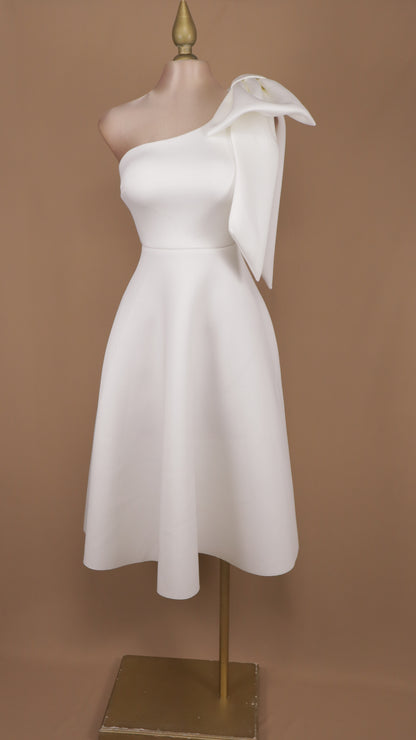Vestido midi con escote asimétrico y moño