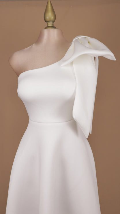Vestido midi con escote asimétrico y moño