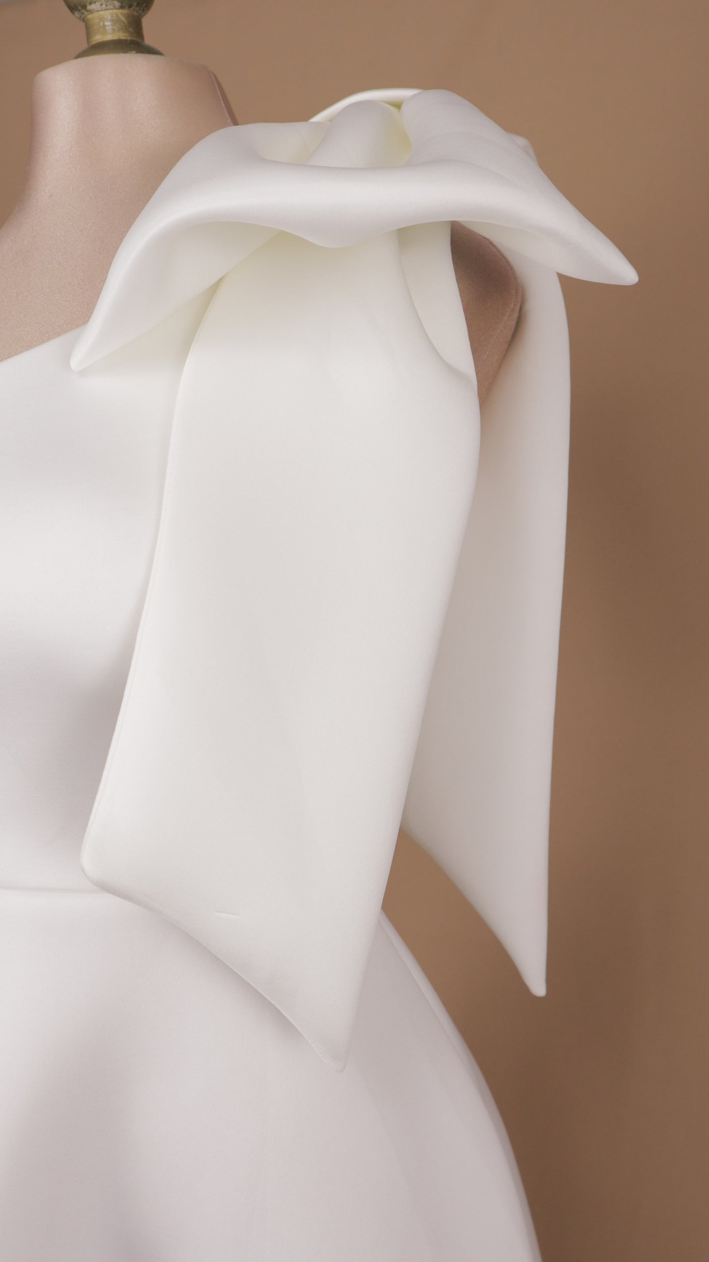Vestido midi con escote asimétrico y moño