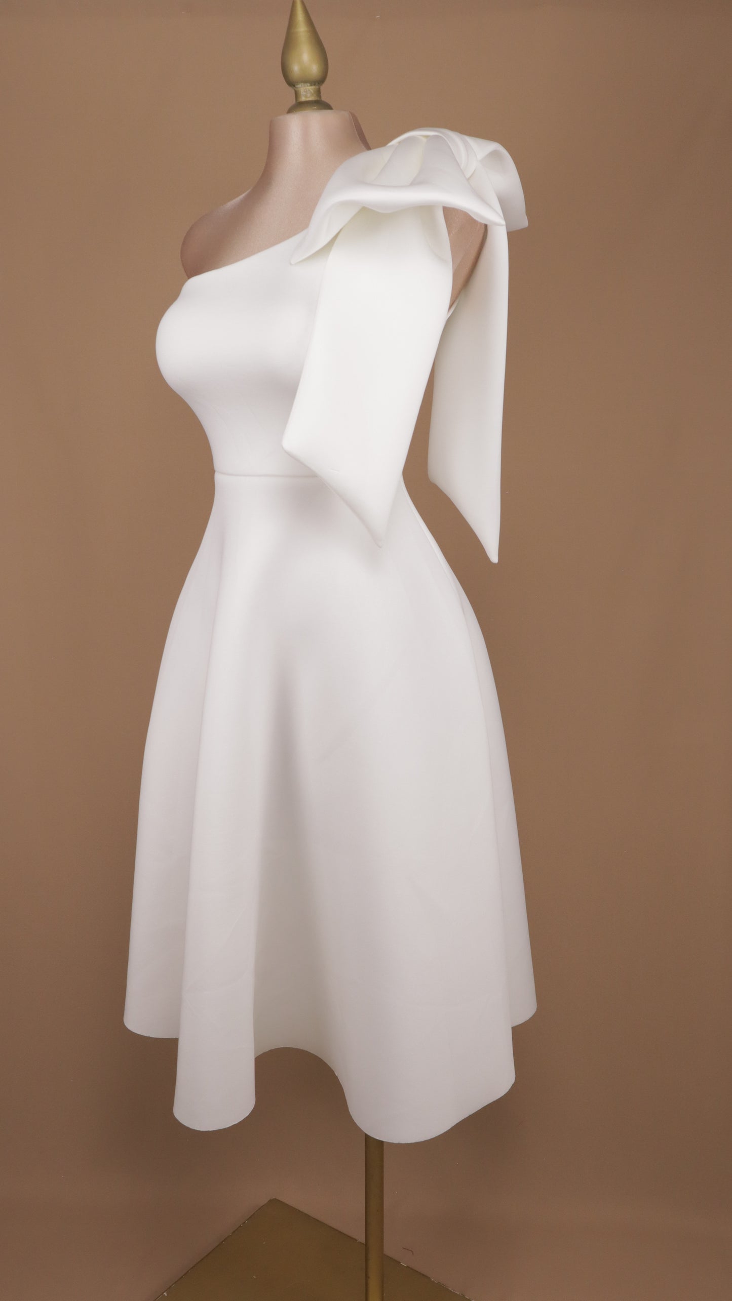 Vestido midi con escote asimétrico y moño
