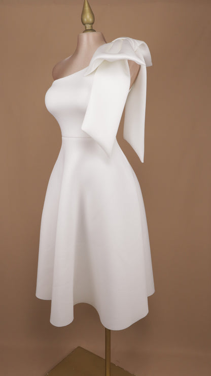 Vestido midi con escote asimétrico y moño