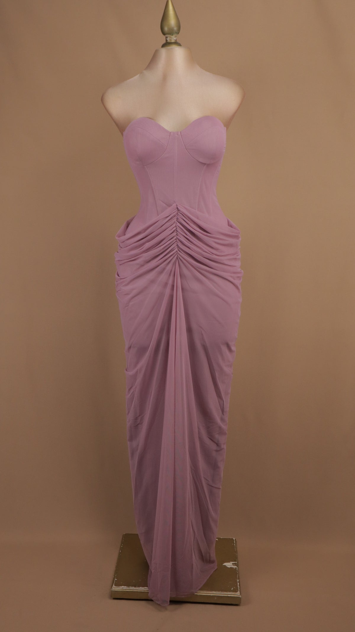 Vestido largo de gala con corsé draped y efecto sirena