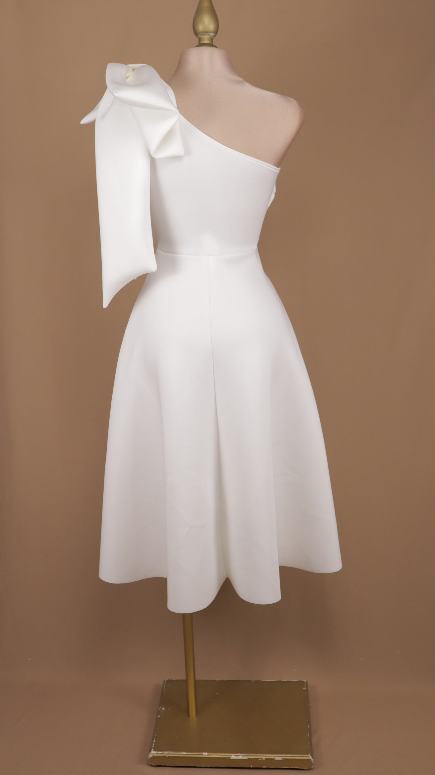 Vestido midi con escote asimétrico y moño