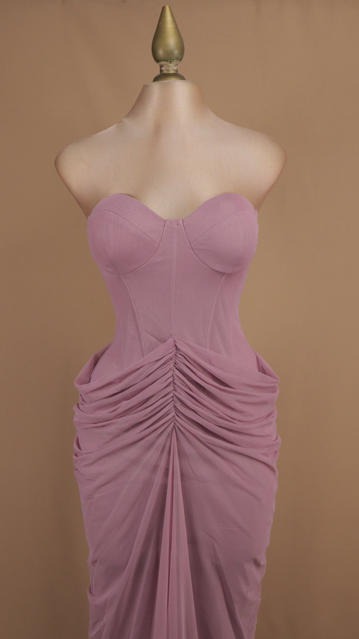 Vestido largo de gala con corsé draped y efecto sirena