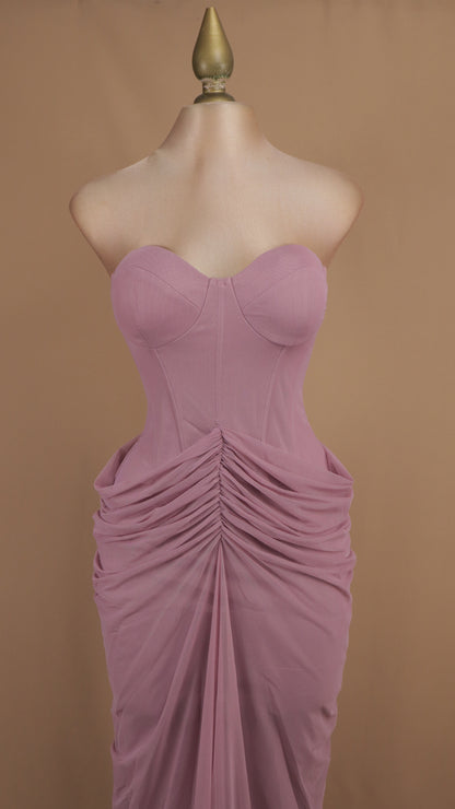 Vestido largo de gala con corsé draped y efecto sirena