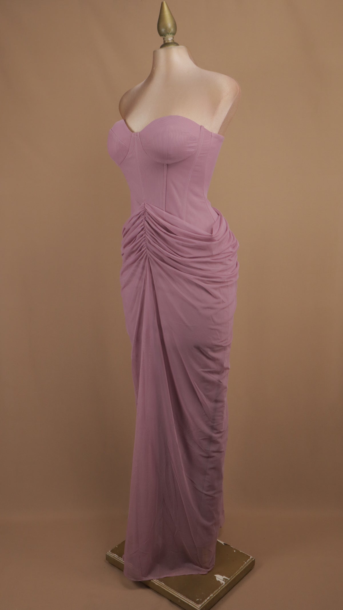 Vestido largo de gala con corsé draped y efecto sirena