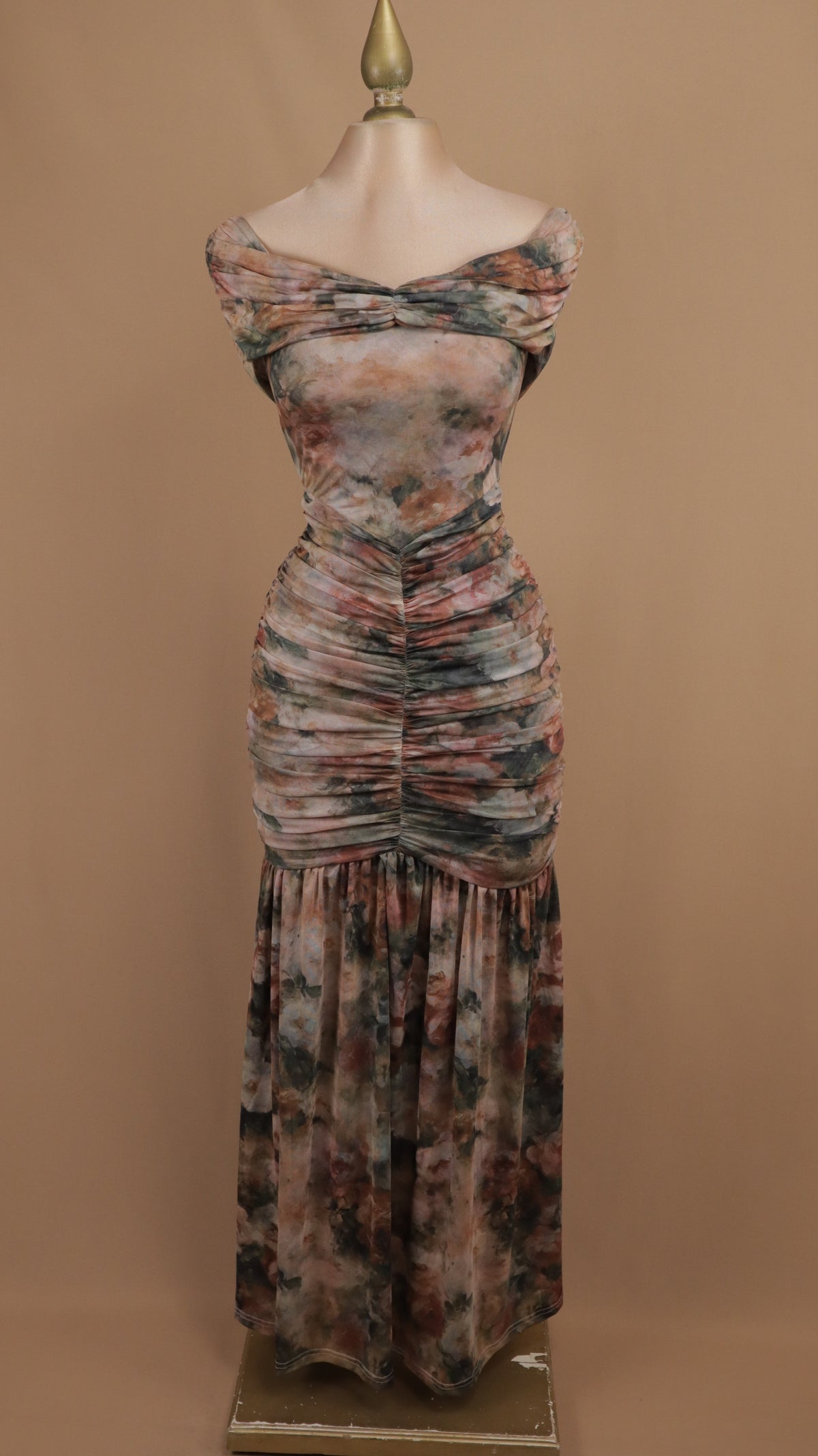 Vestido maxi de malla con estampado romántico y silueta sirena