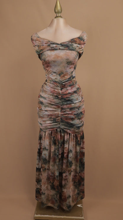 Vestido maxi de malla con estampado romántico y silueta sirena
