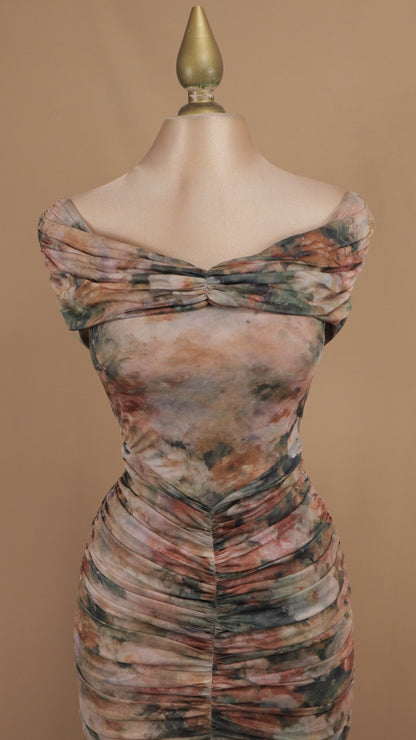 Vestido maxi de malla con estampado romántico y silueta sirena