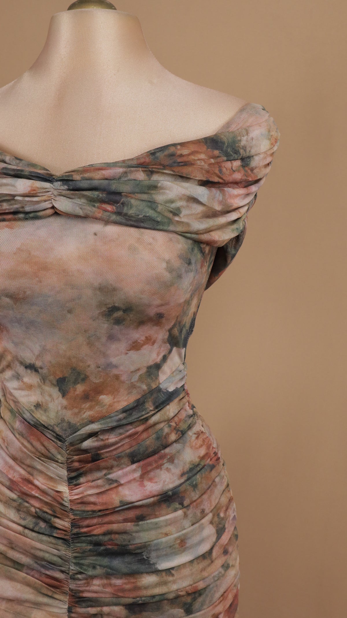 Vestido maxi de malla con estampado romántico y silueta sirena