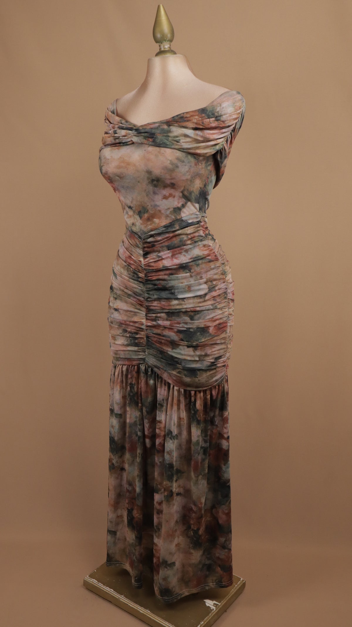 Vestido maxi de malla con estampado romántico y silueta sirena