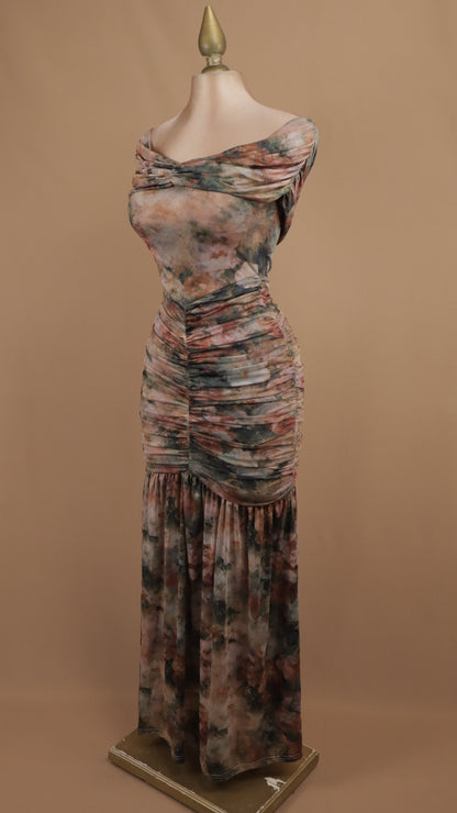 Vestido maxi de malla con estampado romántico y silueta sirena