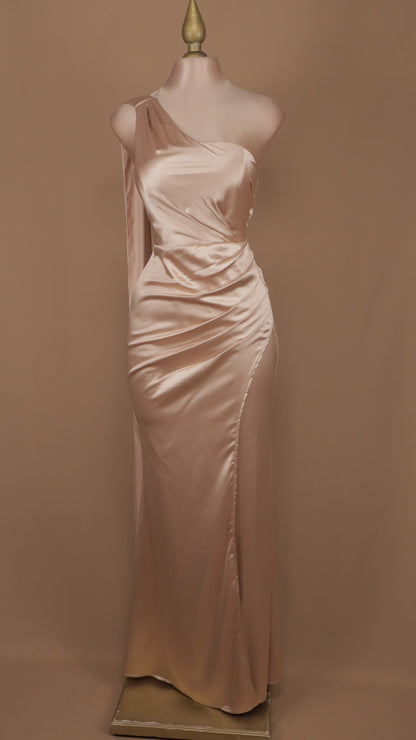 Vestido largo satinado, escote asimétrico y cauda
