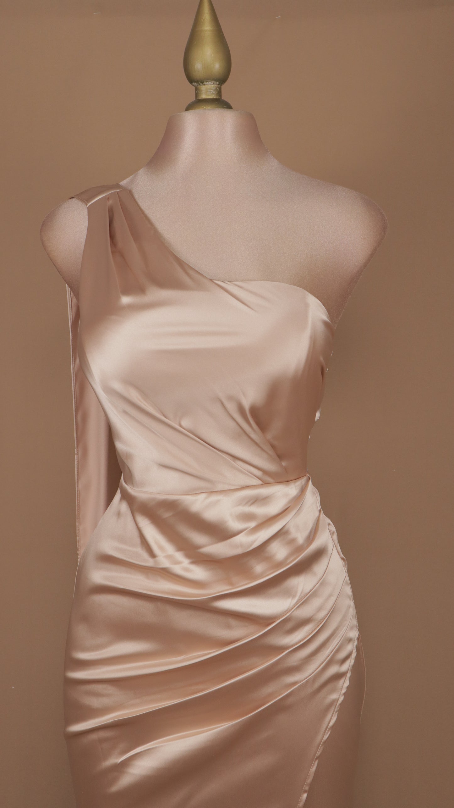 Vestido largo satinado, escote asimétrico y cauda