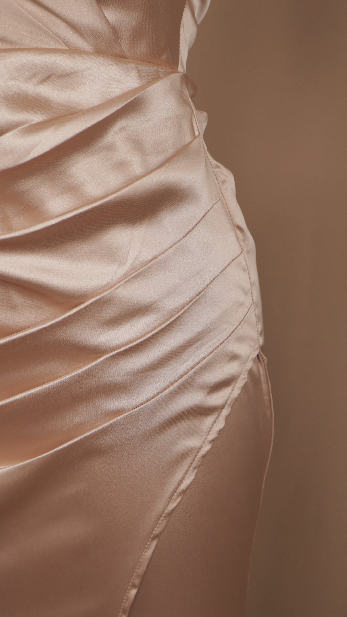 Vestido largo satinado, escote asimétrico y cauda