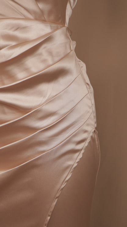 Vestido largo satinado, escote asimétrico y cauda