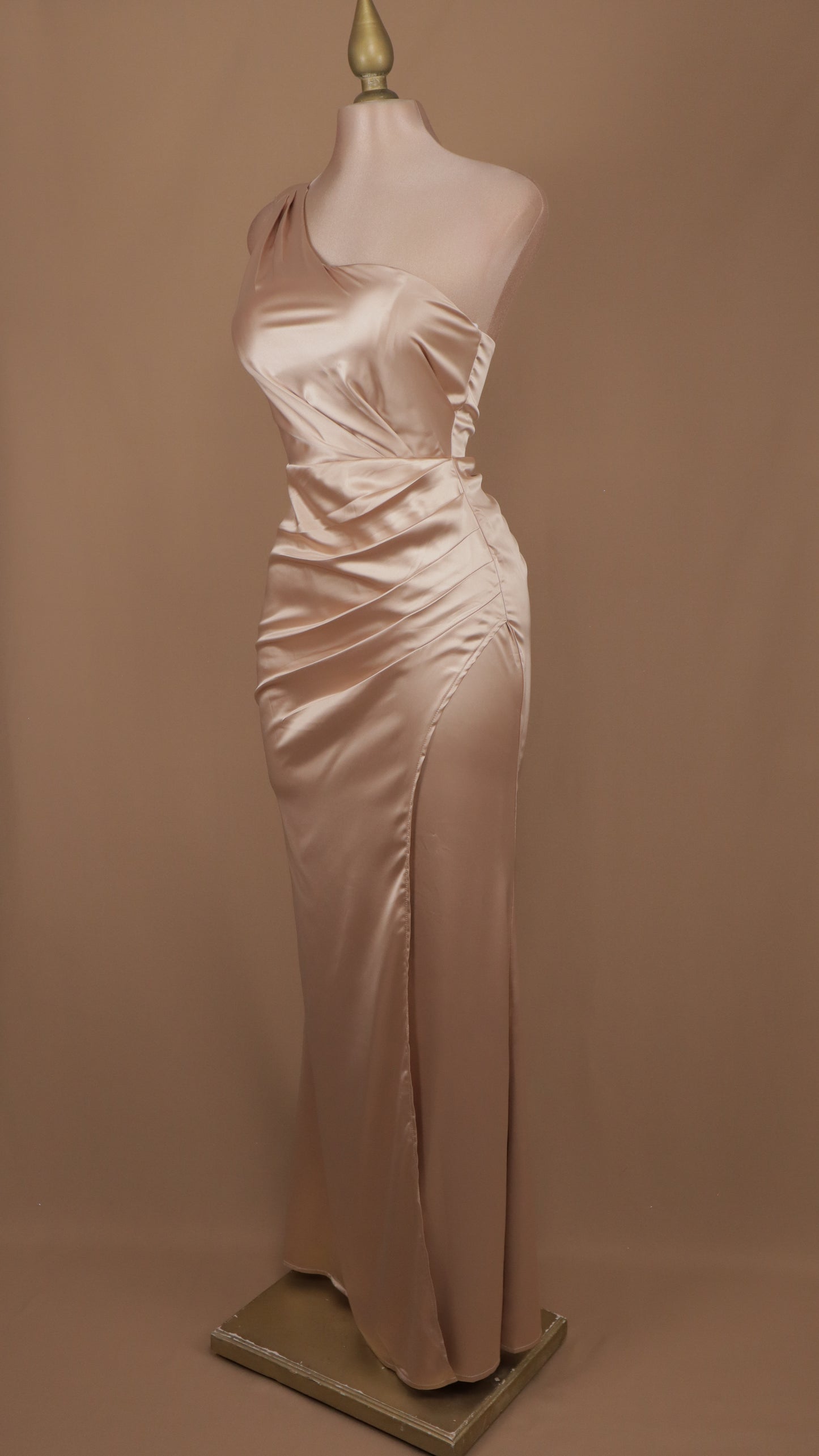 Vestido largo satinado, escote asimétrico y cauda