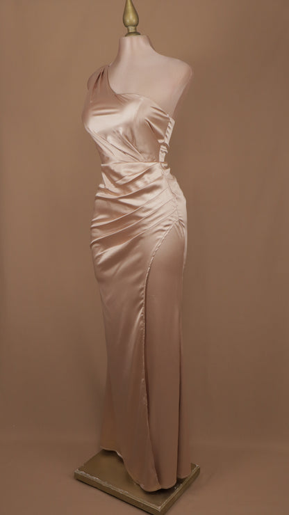 Vestido largo satinado, escote asimétrico y cauda