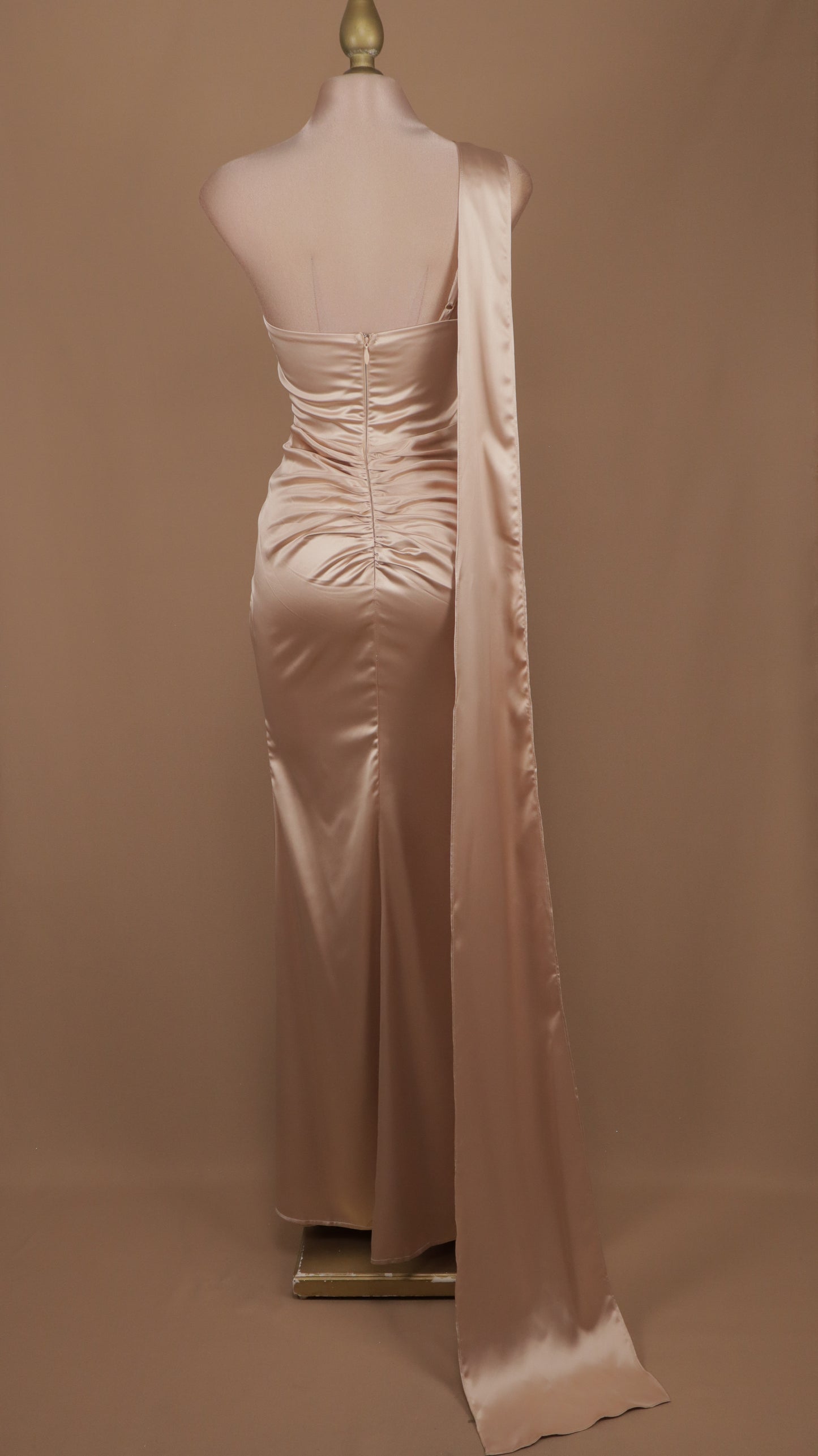Vestido largo satinado, escote asimétrico y cauda
