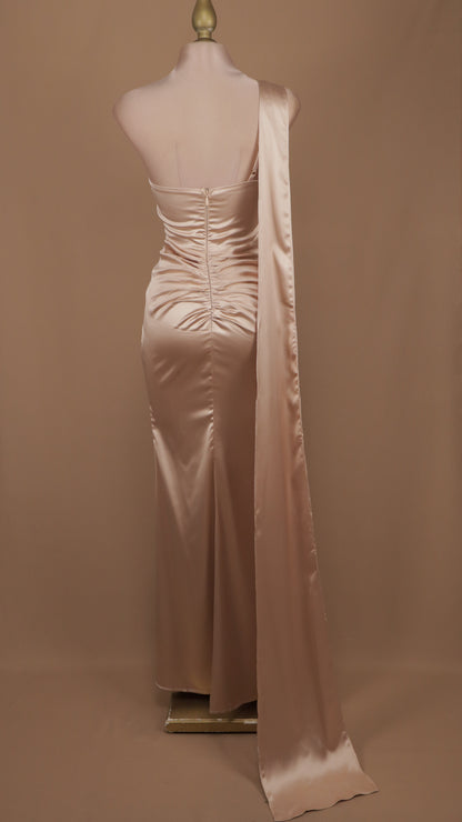 Vestido largo satinado, escote asimétrico y cauda