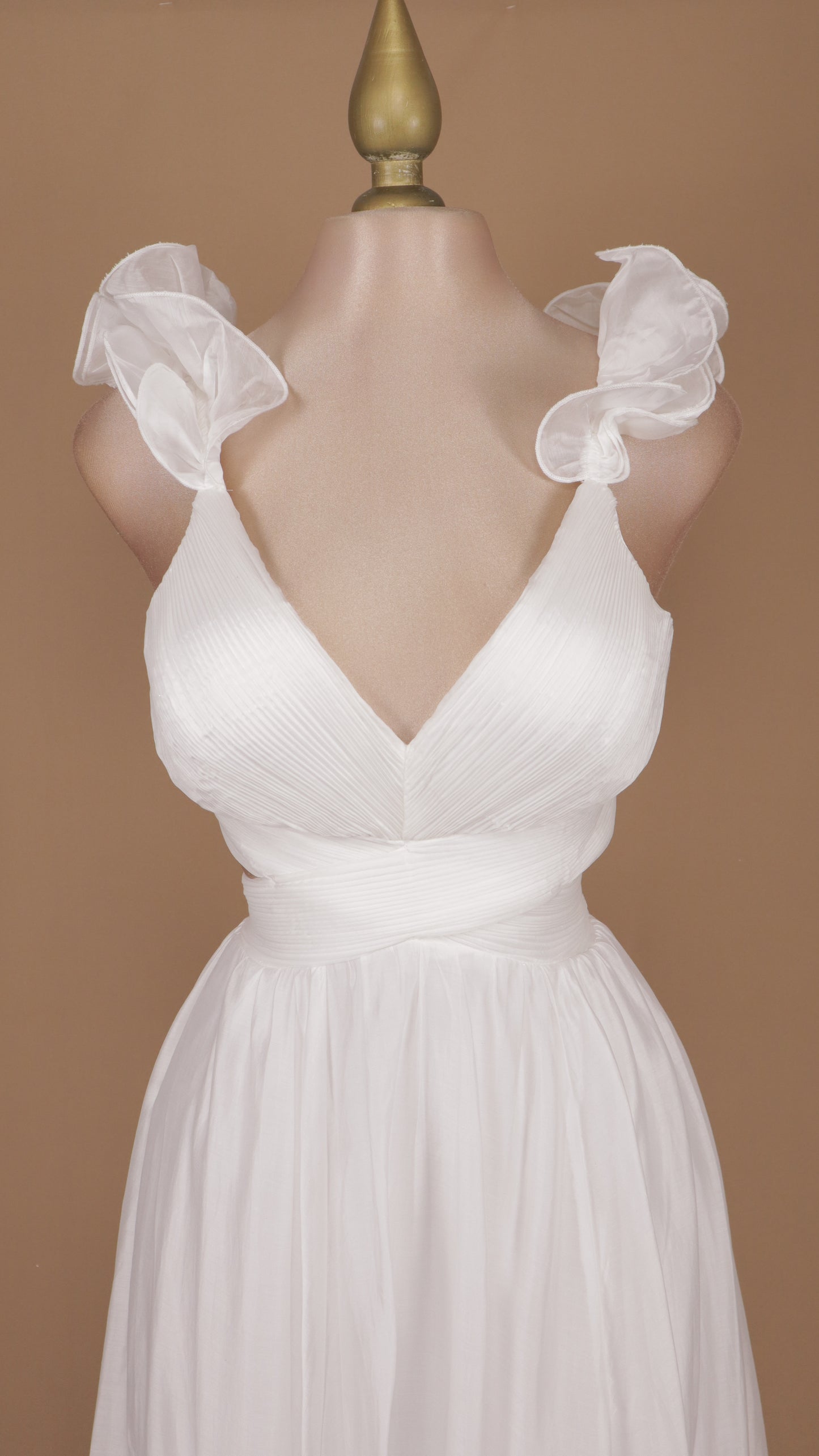 Vestido largo con escote en la espalda y escarola