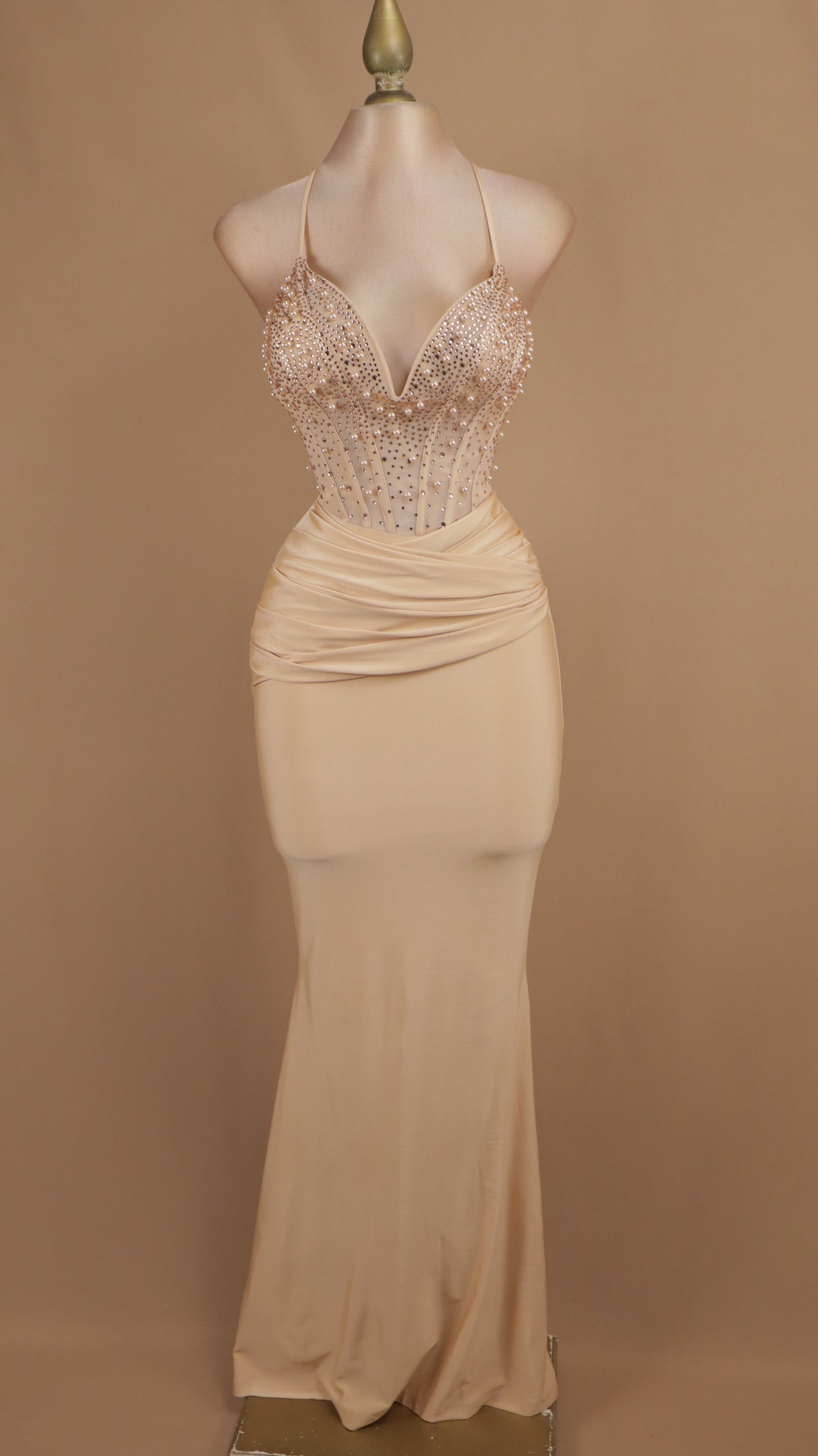 Vestido largo con perlas en busto