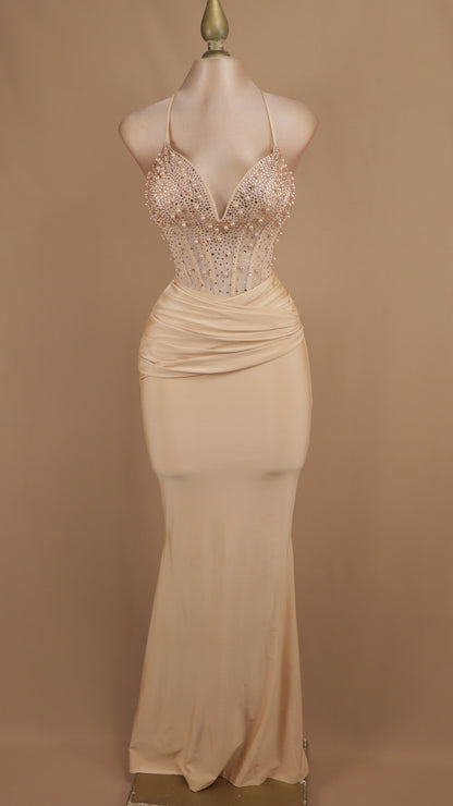 Vestido largo con perlas en busto