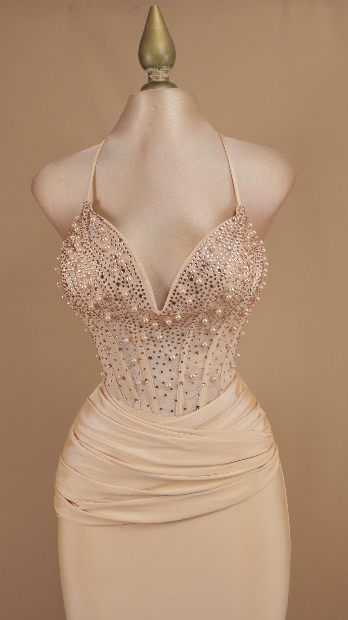 Vestido largo con perlas en busto