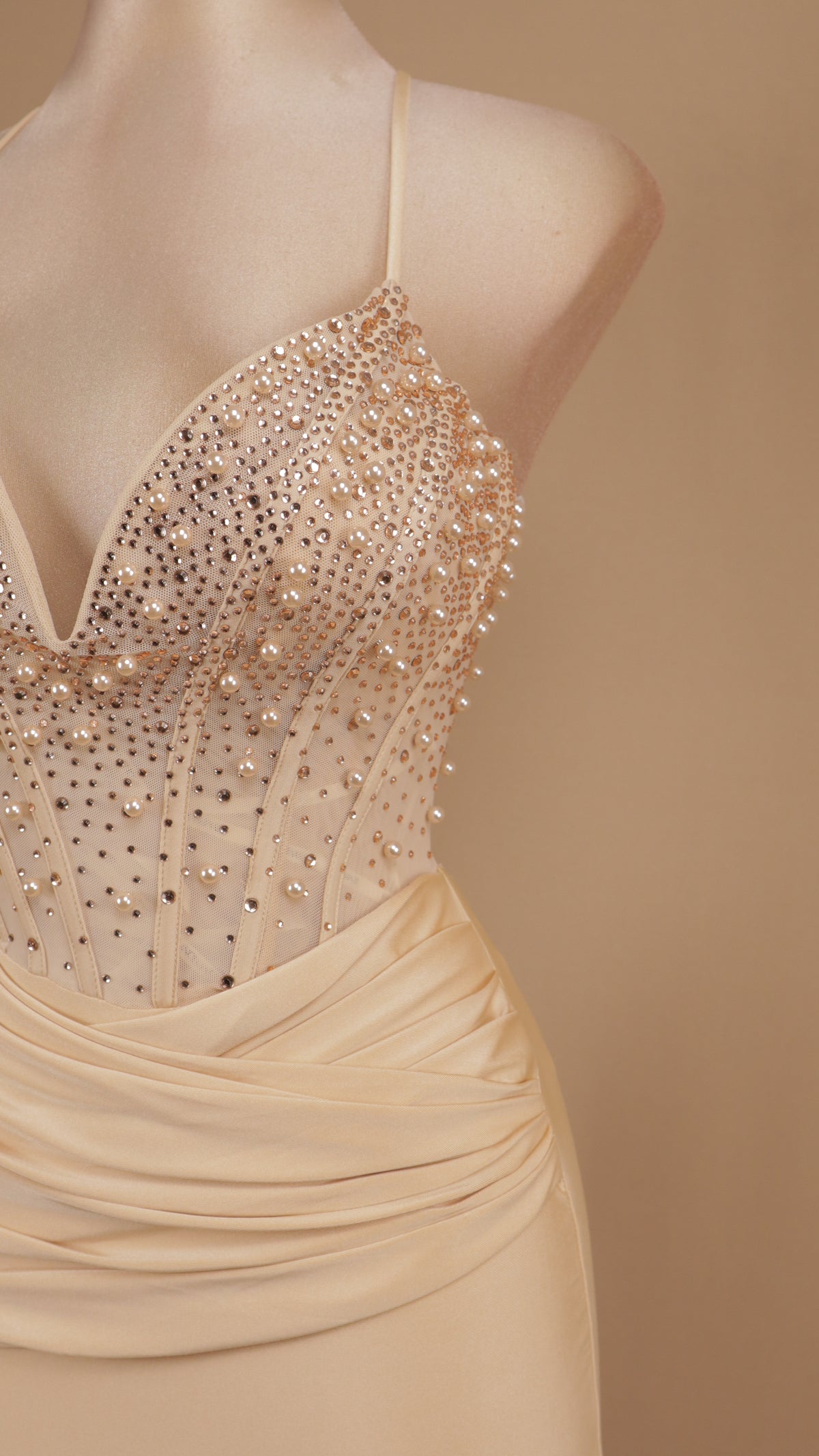 Vestido largo con perlas en busto