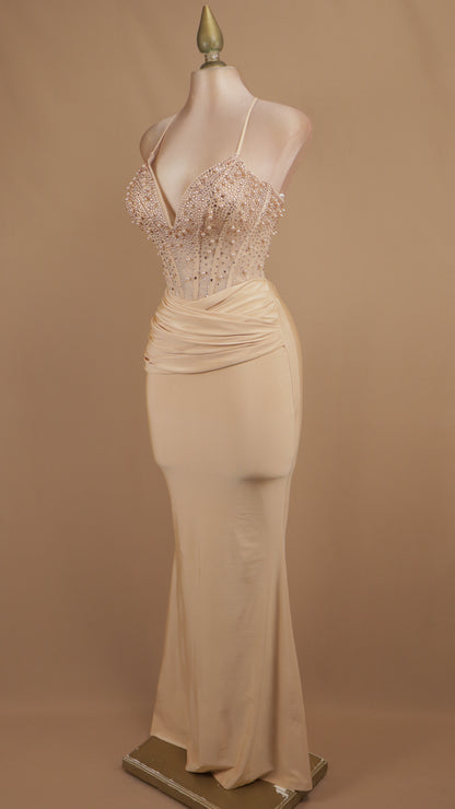 Vestido largo con perlas en busto