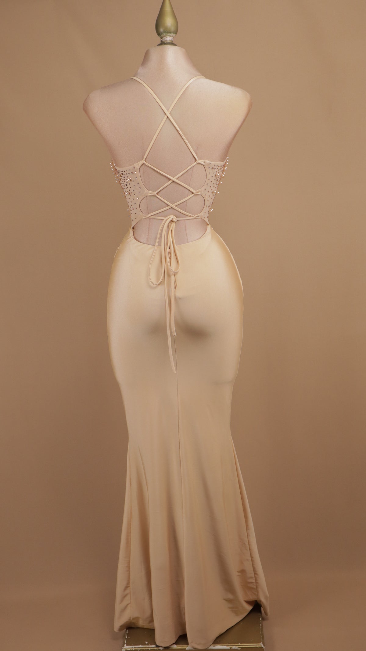 Vestido largo con perlas en busto