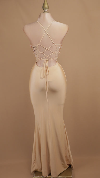 Vestido largo con perlas en busto