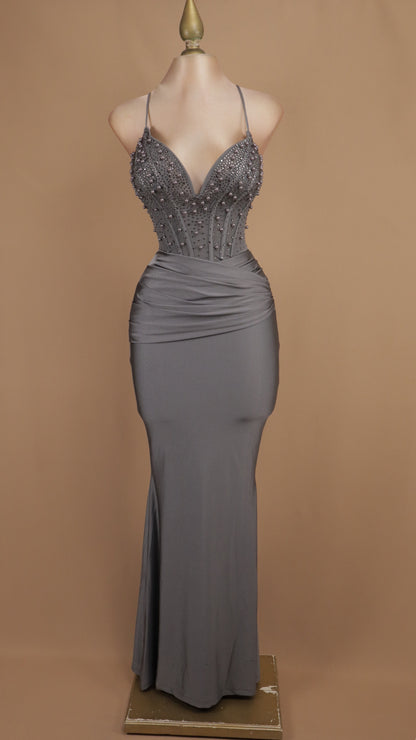 Vestido largo con perlas en busto