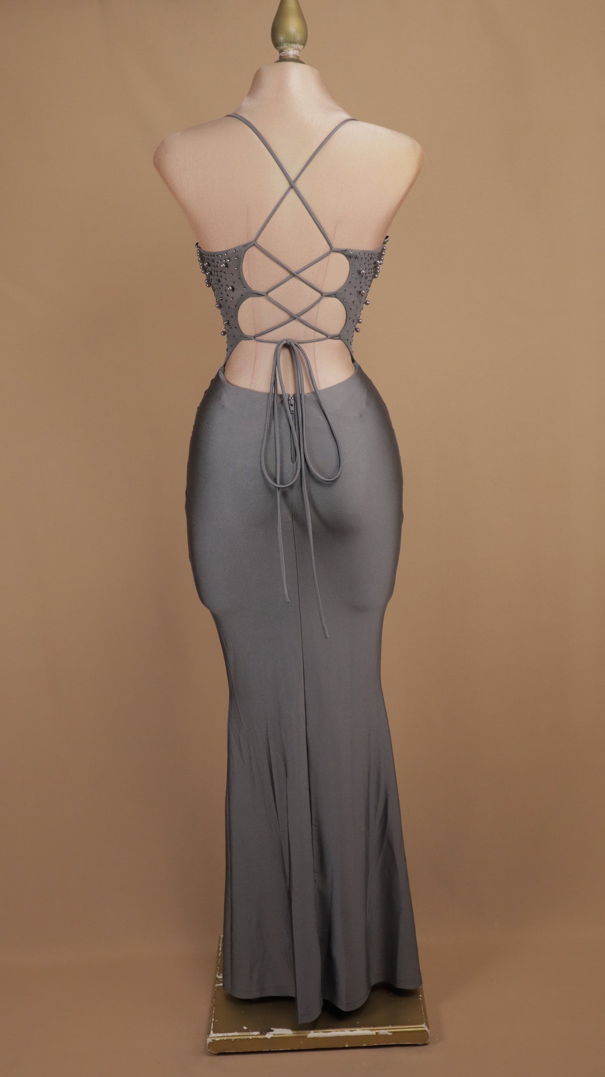Vestido largo con perlas en busto