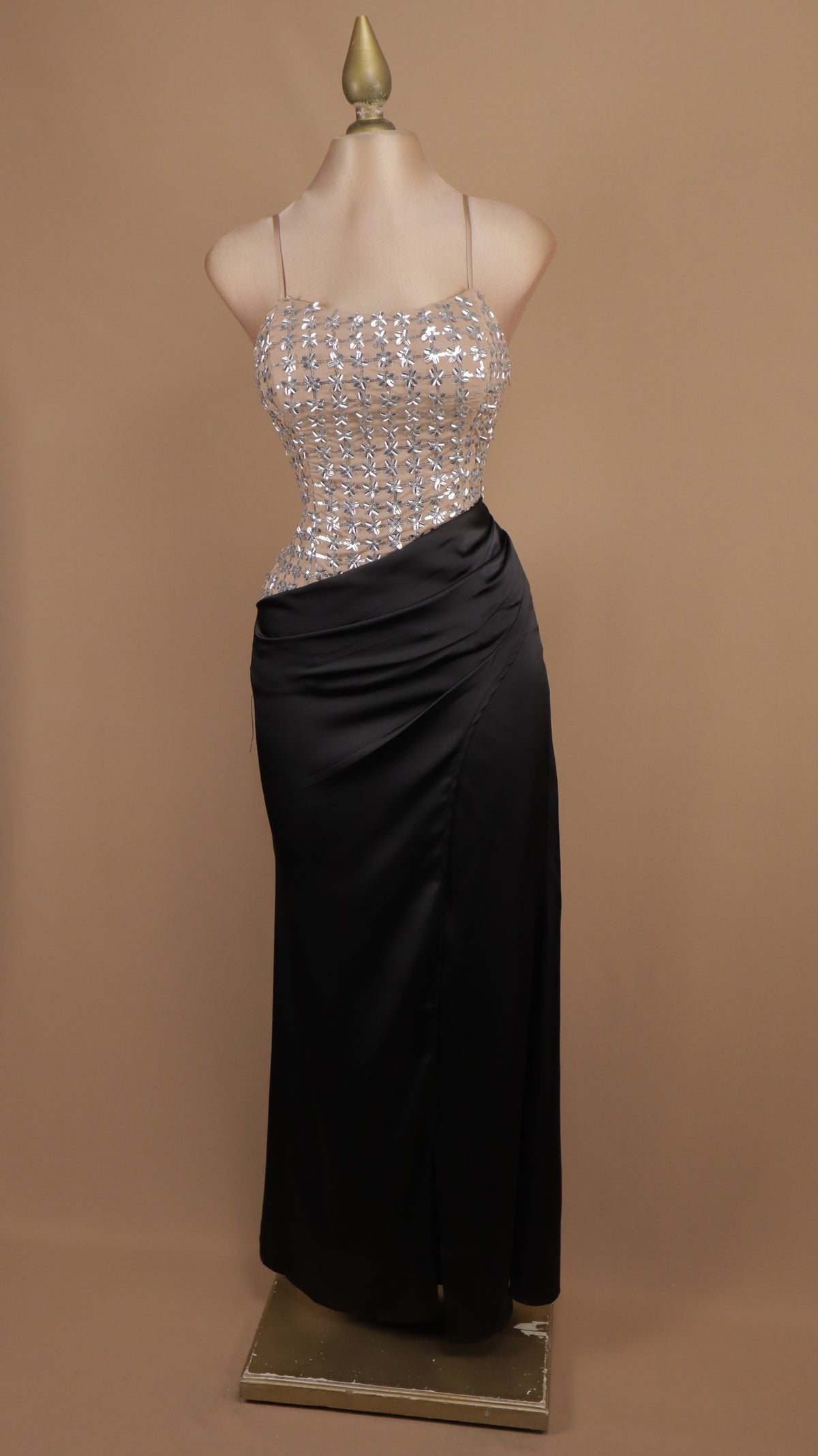 Vestido de gala de dos texturas con corsé de lentejuela y falda satinada drapeada