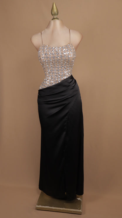 Vestido de gala de dos texturas con corsé de lentejuela y falda satinada drapeada