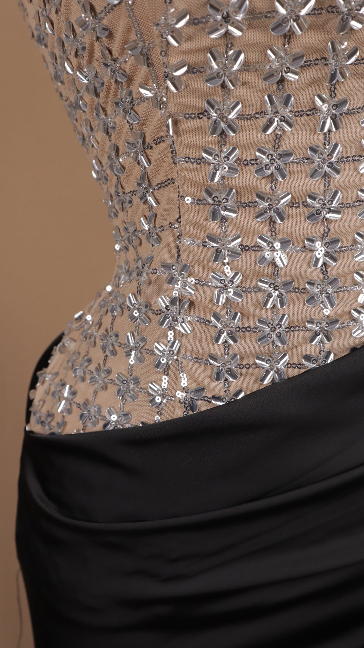 Vestido de gala de dos texturas con corsé de lentejuela y falda satinada drapeada