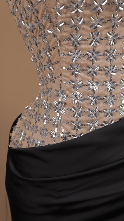 Vestido de gala de dos texturas con corsé de lentejuela y falda satinada drapeada